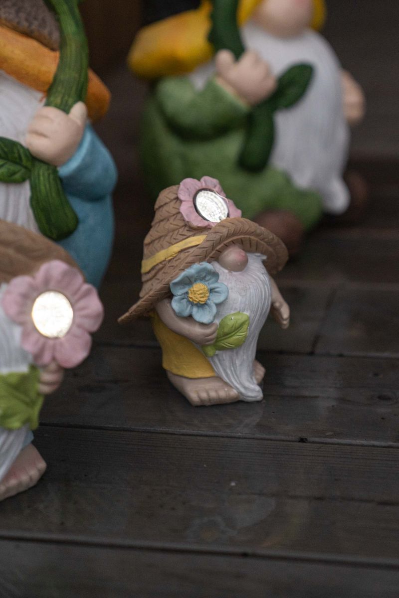 Hagenisse med solcellelys – H12 cm Rosa