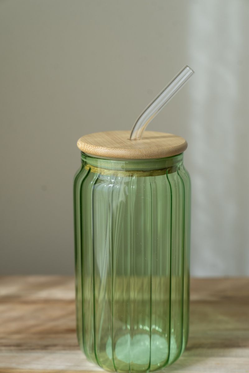 Glass med sugerør – 500 ml – Grønn