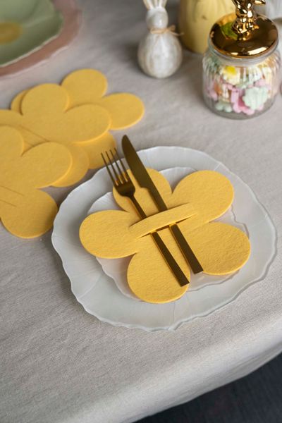 Hovedbilde Bestikkholder blomst – filt – Gul